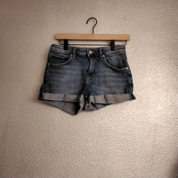 H & M  WOMENS DENIM SHORTS  SIZE 6 - Picture 1 of 4